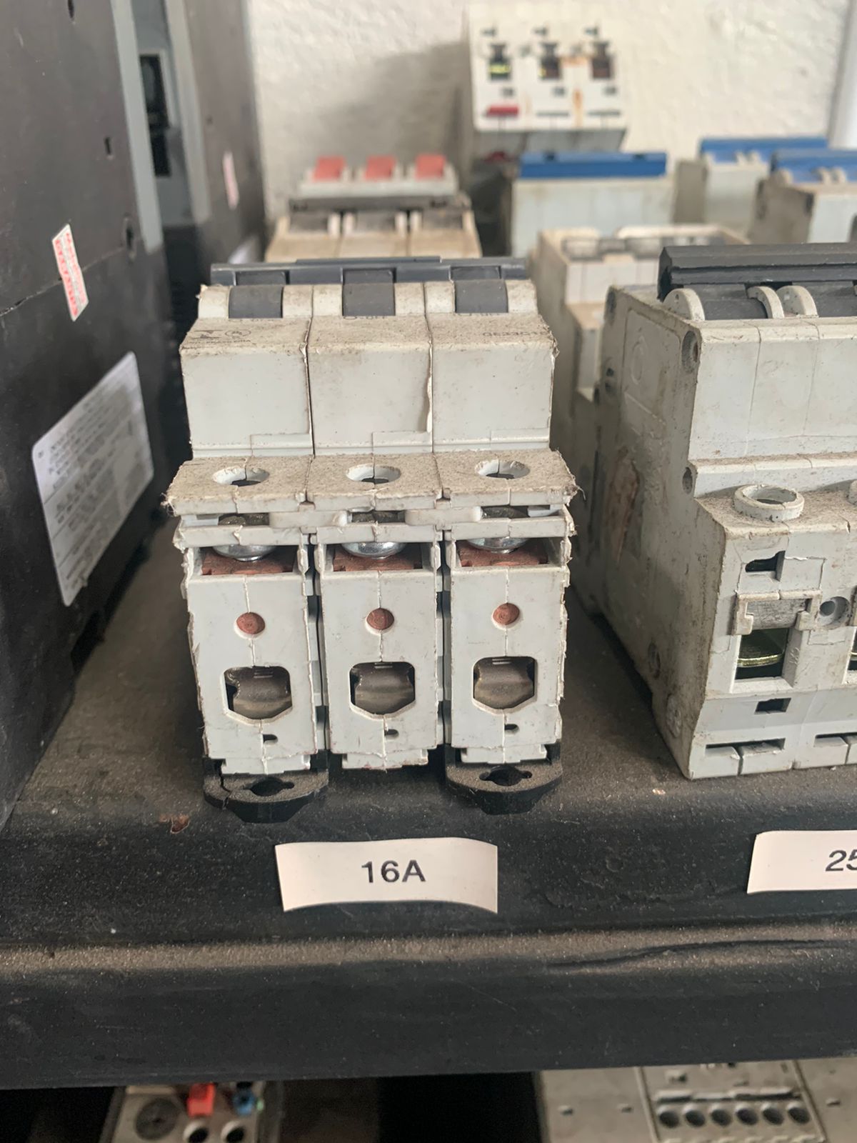 DISJUNTOR TRIPOLAR 50A USADO - C2741