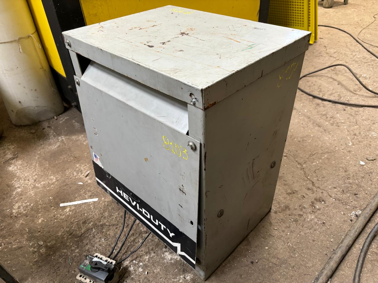TRANSFORMADOR A SECO 220/380 15 KVA C8103